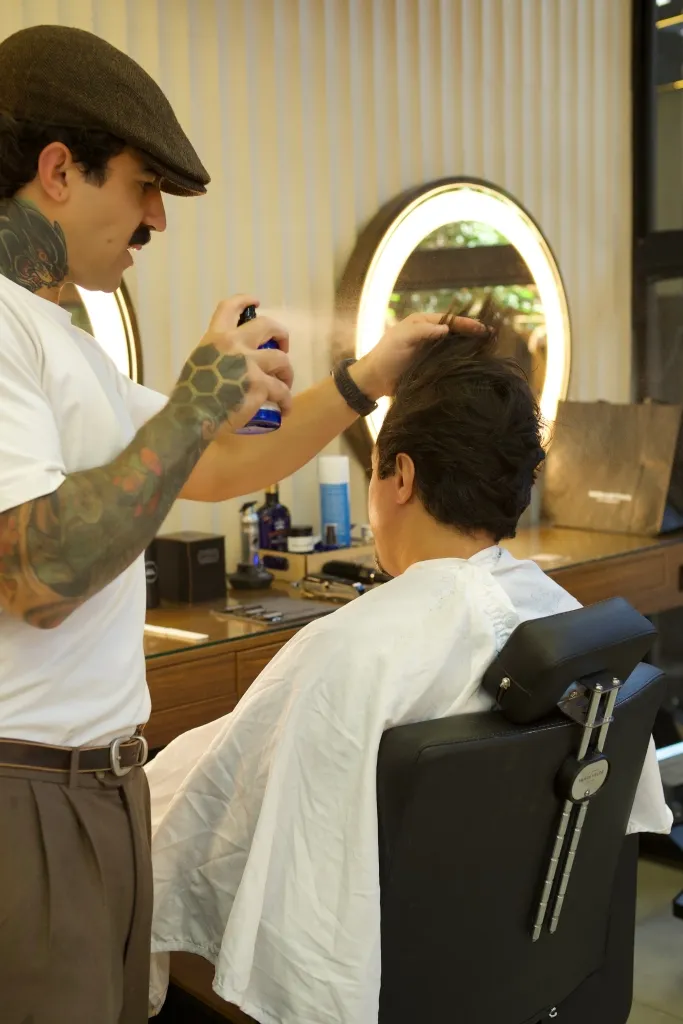 Hair Stylist Elvis Teixeira Utiliza Finalizador Em Cabelo De Cliente Masculino Crédito Jakson Guajajara