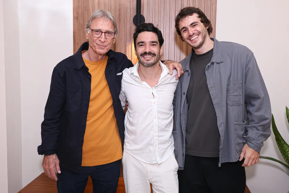 Caio Blat estreia o espetáculo teatral “Subversão Kafka” e recebe Herson Capri e convidados no Rio de Janeiro