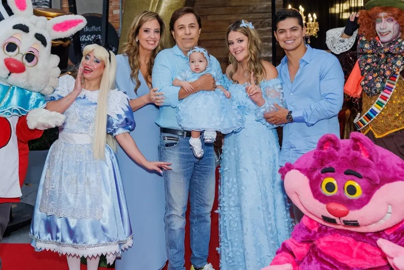 CENÁRIO ENCANTADO - Antonella, neta de Tom Cavalcante, celebra 1 ano em festa inspirada no País das Maravilhas em São Paulo
