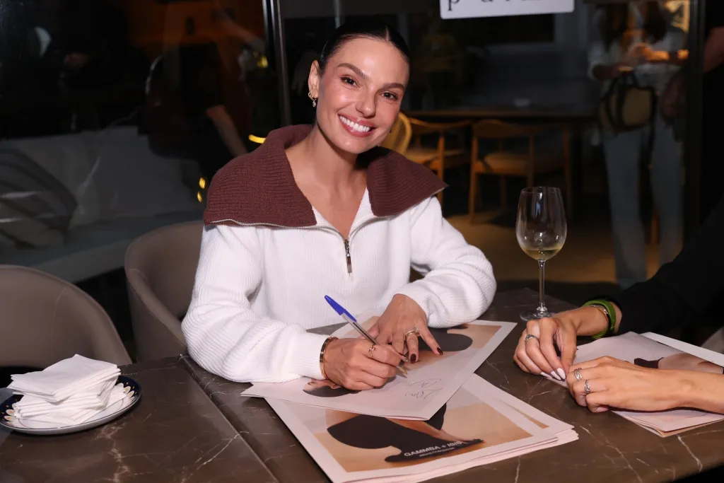 Isis Valverde Assina Algumas Revistas Para Fãs Clubes 3