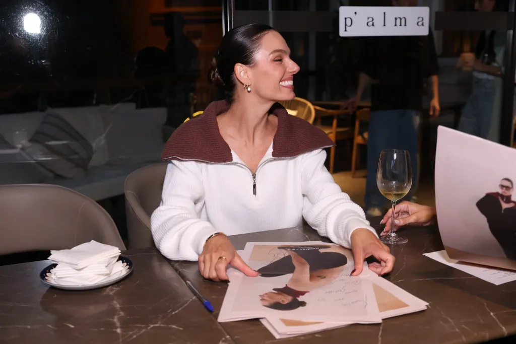 Isis Valverde Assina Algumas Revistas Para Fãs Clubes 7