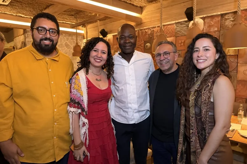 Vencedor do Prêmio Pritzker, Francis Kéré é recepcionado em Fortaleza por importantes nomes da arquitetura brasileira