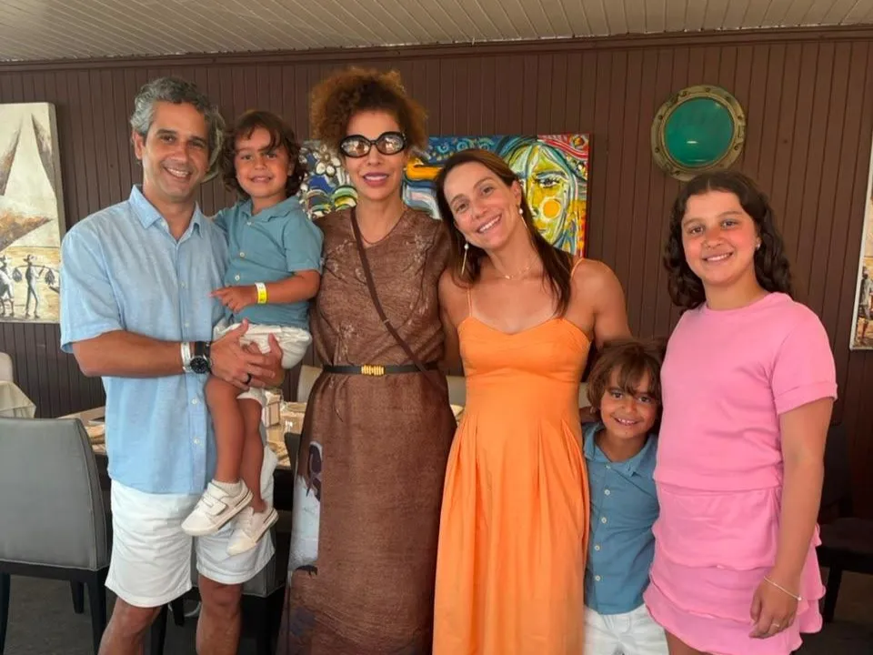José Carneiro Filho recebe Vanessa da Mata em almoço no Iate Clube de Fortaleza