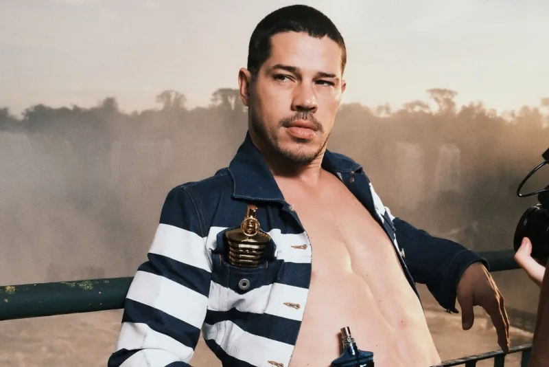 Jean Paul Gaultier escolhe as Cataratas do Iguaçu para lançar Le Male In Blue com José Loreto e Duda Beat