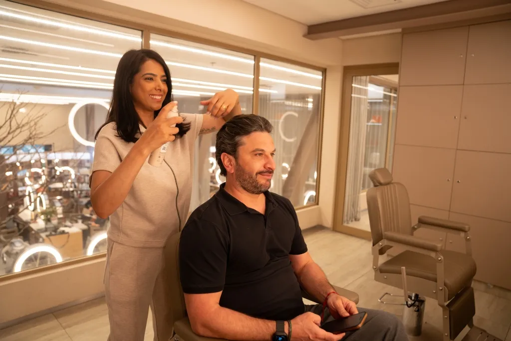 Leiane Correia Finaliza Cabelo De Cliente No Rom Concept Iguatemi Crédito Bel Crisósttomo