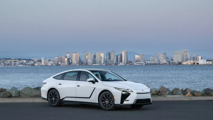 Lexus ES 350h chega ao Brasil com luxo, tração integral e consumo urbano de 18 km/l