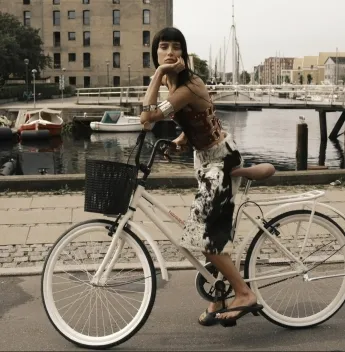 Livia Nunes fecha temporada na Copenhagen Fashion Week com looks em sintonia com o street style dinamarquês
