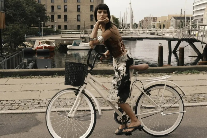 Livia Nunes fecha temporada na Copenhagen Fashion Week com looks em sintonia com o street style dinamarquês