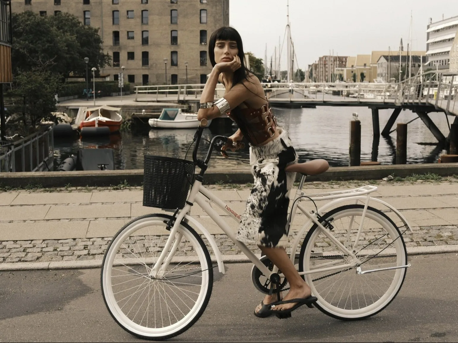 Livia Nunes fecha temporada na Copenhagen Fashion Week com looks em sintonia com o street style dinamarquês