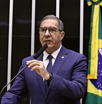 Luiz Gastão apresenta projeto visando regularizar barracas da Praia do Futuro