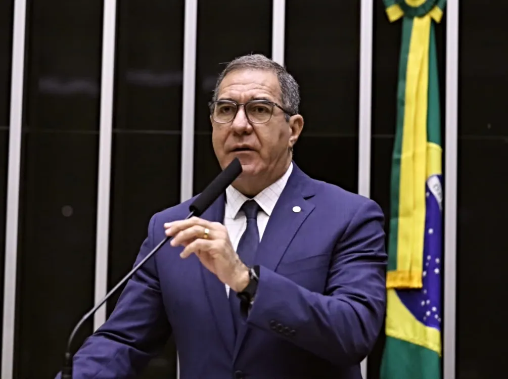 Luiz Gastão apresenta projeto visando regularizar barracas da Praia do Futuro