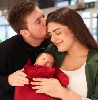 Luma Cesar deixa maternidade com o filho Arthur ao lado de Ed Beccle e Elaine Mickely
