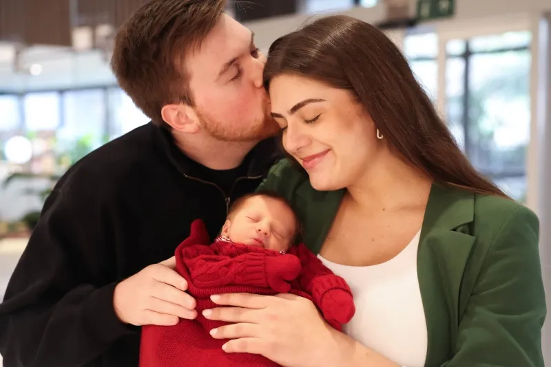 Luma Cesar deixa maternidade com o filho Arthur ao lado de Ed Beccle e Elaine Mickely