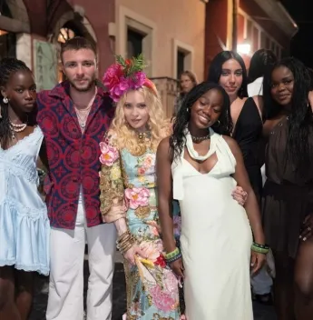 Madonna compartilha registros da celebração dos 68 anos ao lado da família na Grécia