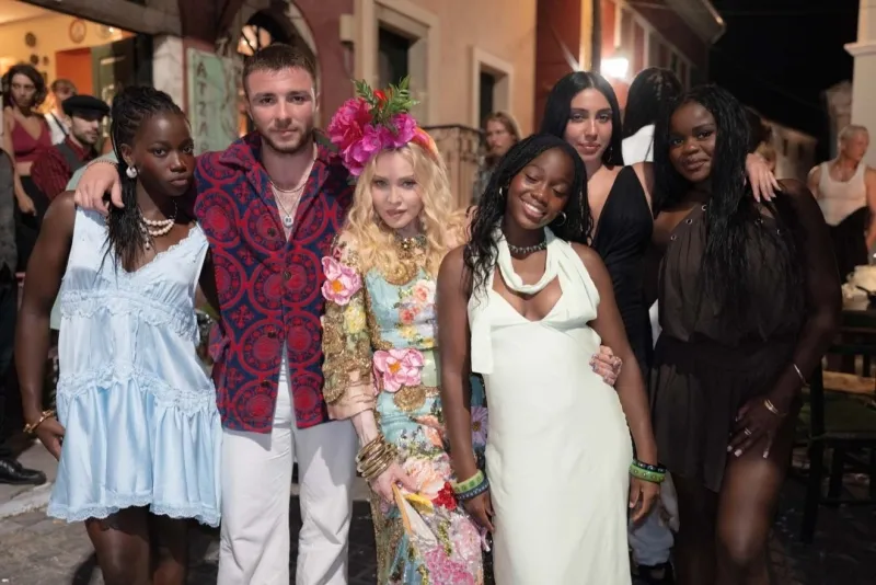 Festa no Mediterrâneo - Madonna compartilha registros da celebração dos 68 anos ao lado da família na Grécia