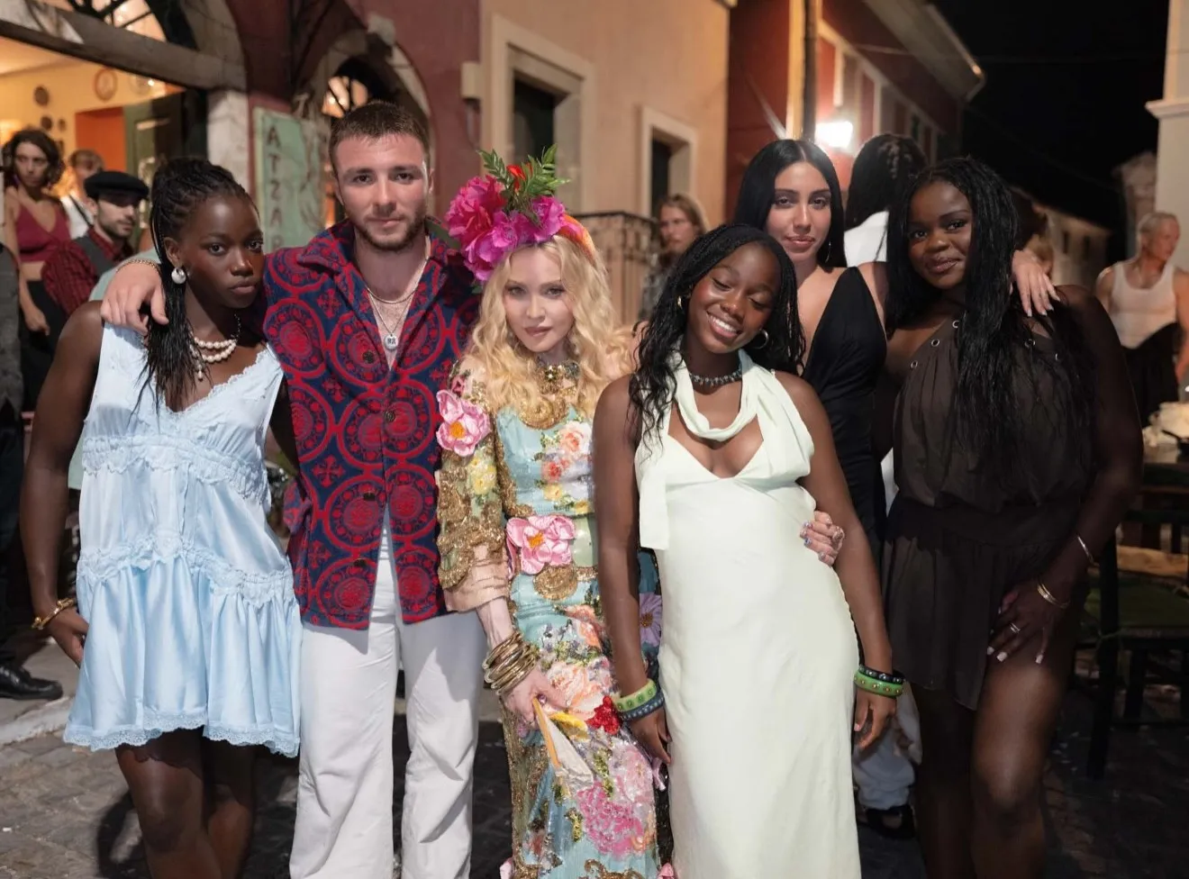 Madonna compartilha registros da celebração dos 68 anos ao lado da família na Grécia