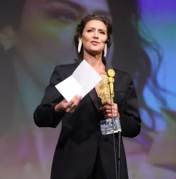 Maria Fernanda Cândido recebe Kikito de Cristal e homenageia Laura Cardoso e Glória Menezes no Festival de Gramado