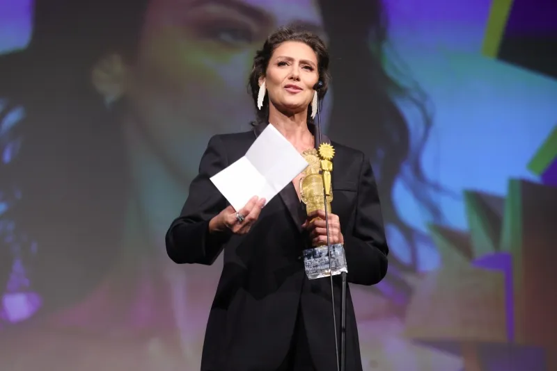 TRAJETÓRIA RECONHECIDA - Maria Fernanda Cândido recebe Kikito de Cristal e homenageia Laura Cardoso e Glória Menezes no Festival de Gramado