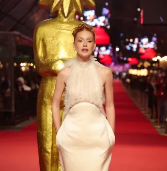 Marina Ruy Barbosa eterniza as mãos na Calçada da Fama e abre a programação principal do Festival de Gramado