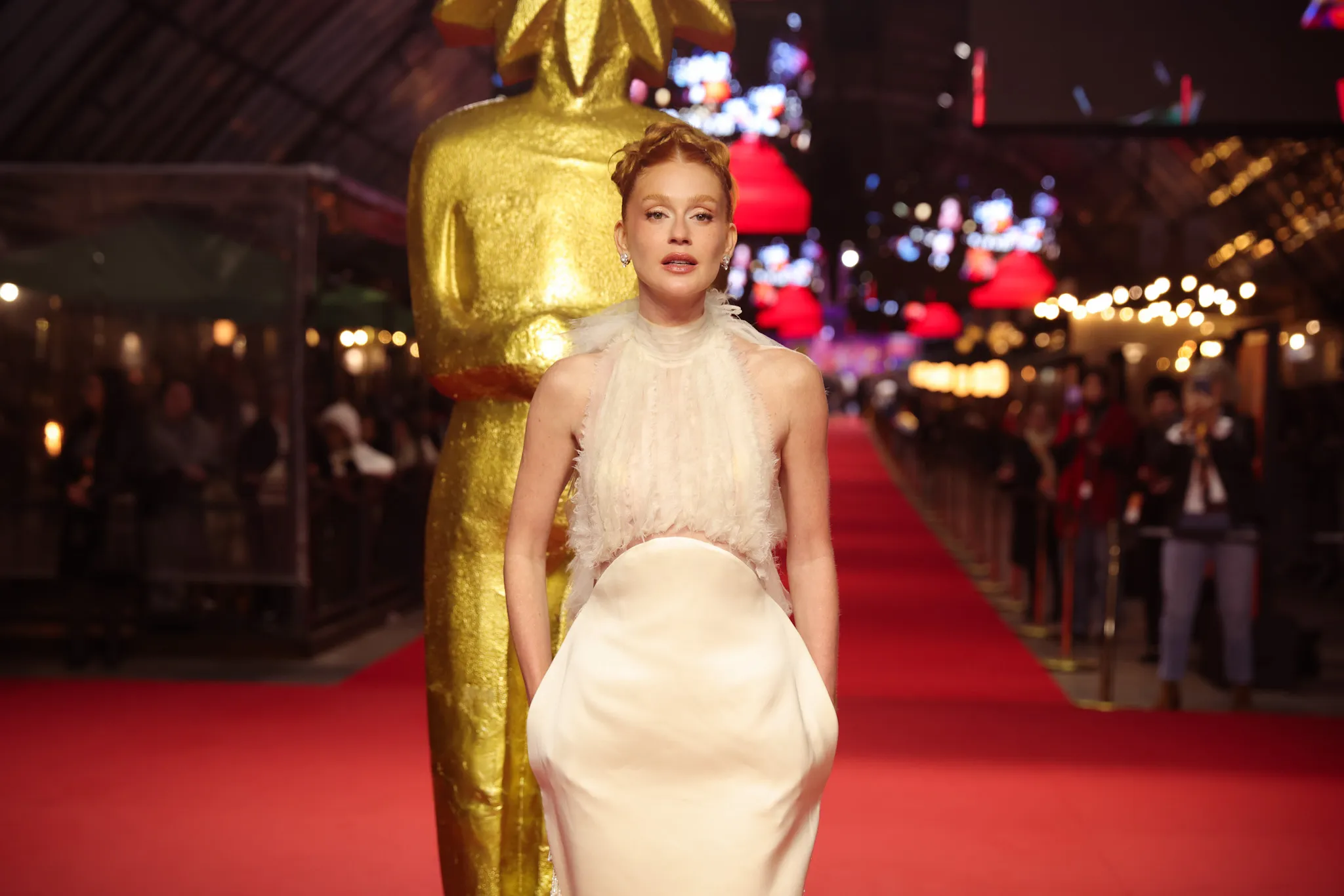 Marina Ruy Barbosa eterniza as mãos na Calçada da Fama e abre a programação principal do Festival de Gramado