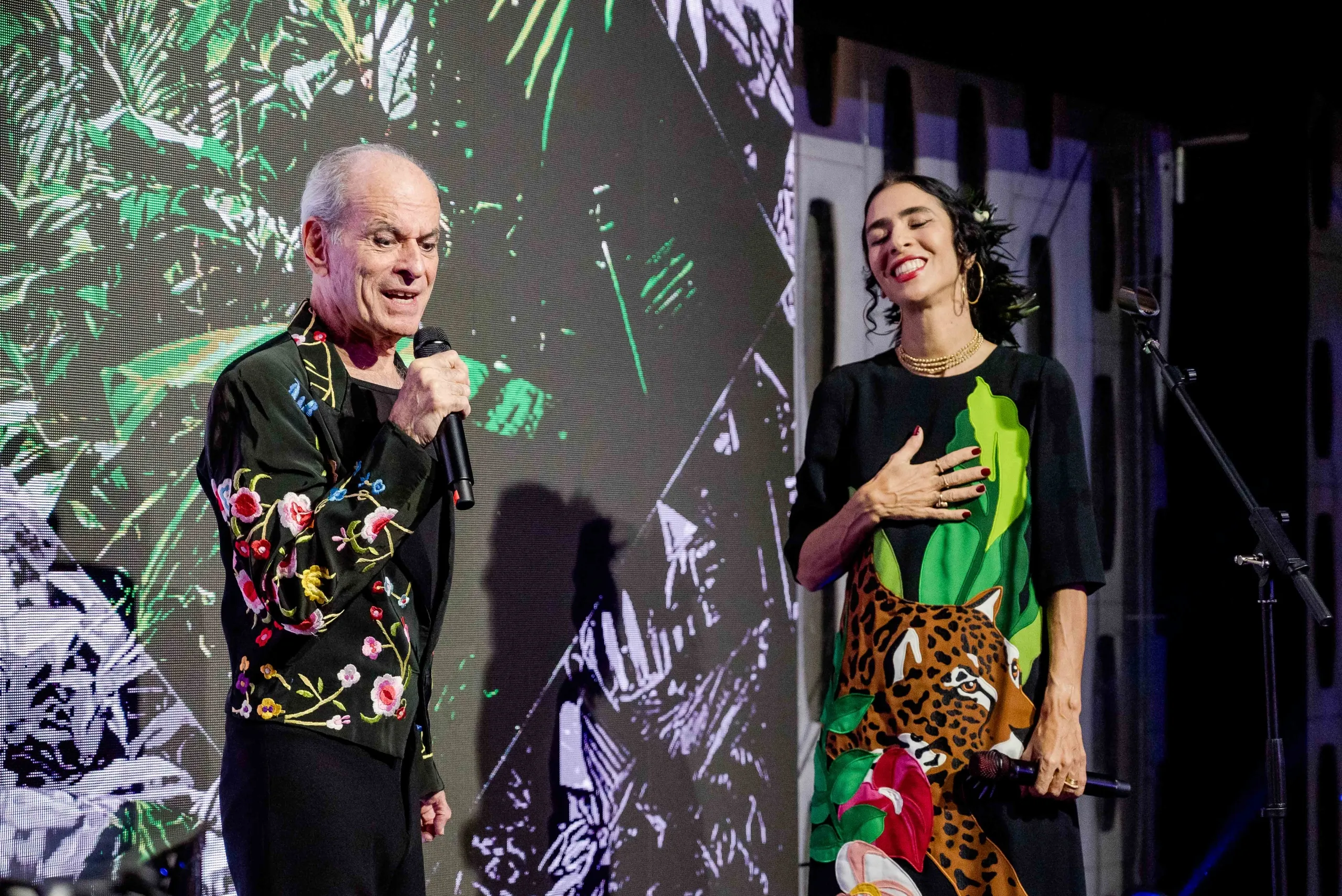 Ney Matogrosso e Marisa Monte emocionam convidados em apresentação beneficente no Emiliano Rio