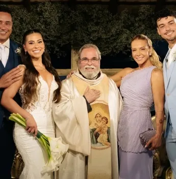 Aos 22 anos, filho de Xanddy e Carla Perez se casa com namorada da adolescência na Bahia