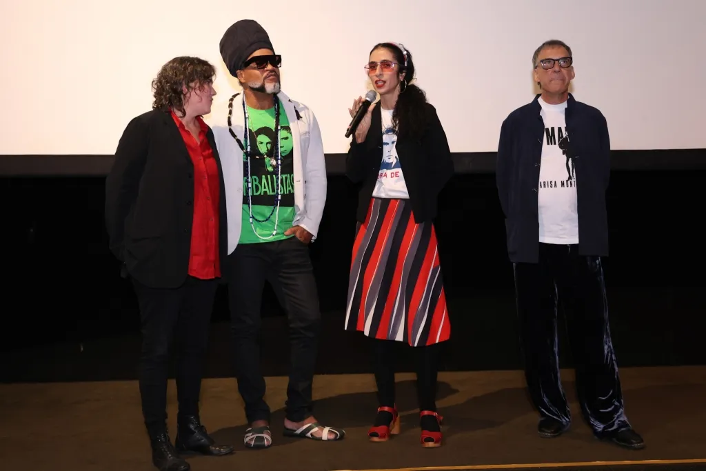 Os Tribalistas E A Diretora Dora Jobim 29