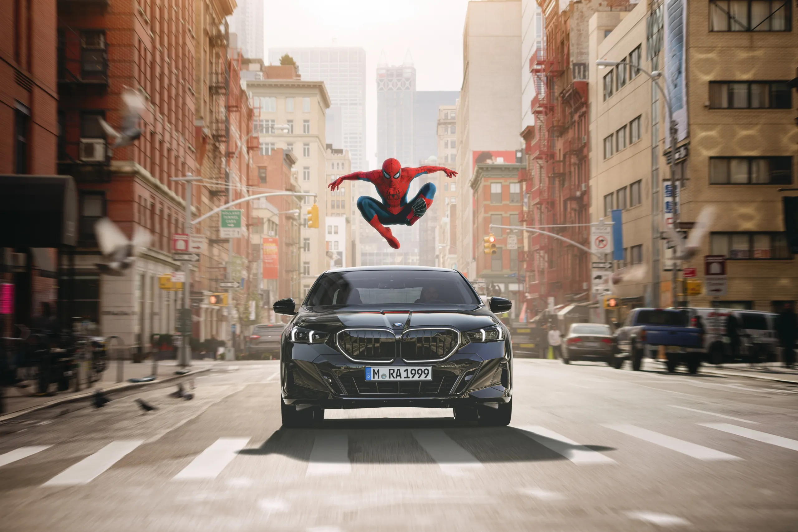 BMW leva nova geração do iX3 ao universo de Homem-Aranha em parceria com a Sony