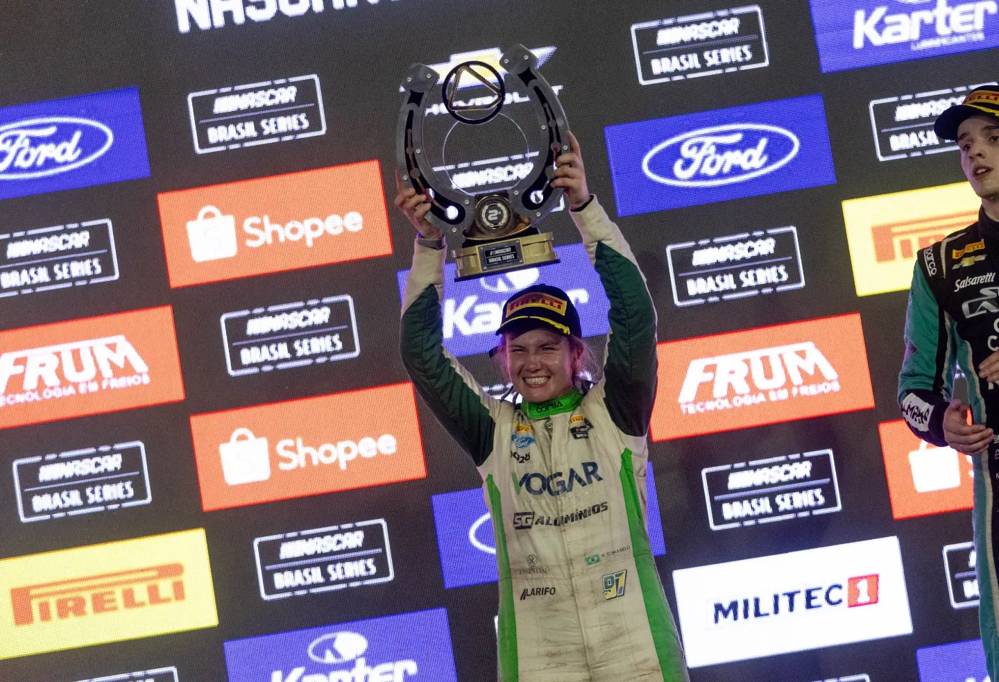 Bruna Tomaselli escala pelotão e conquista pódio na Night Challenge da NASCAR Brasil em Cuiabá