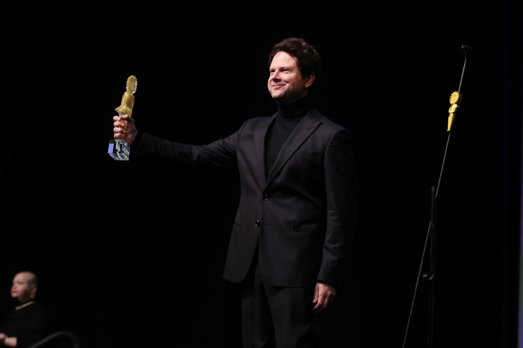 Selton Mello recebe Kikito de Cristal e relembra os pais durante homenagem no 54º Festival de Cinema de Gramado