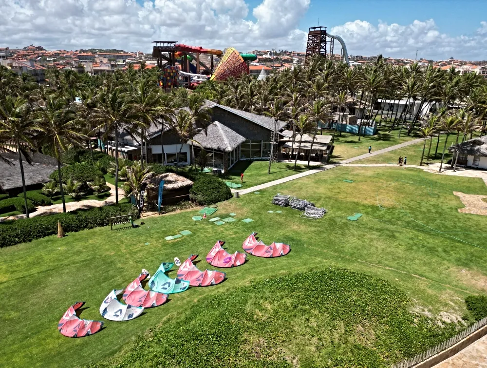 Temporada dos ventos acelera turismo esportivo e prática de kitesurf no Ceará