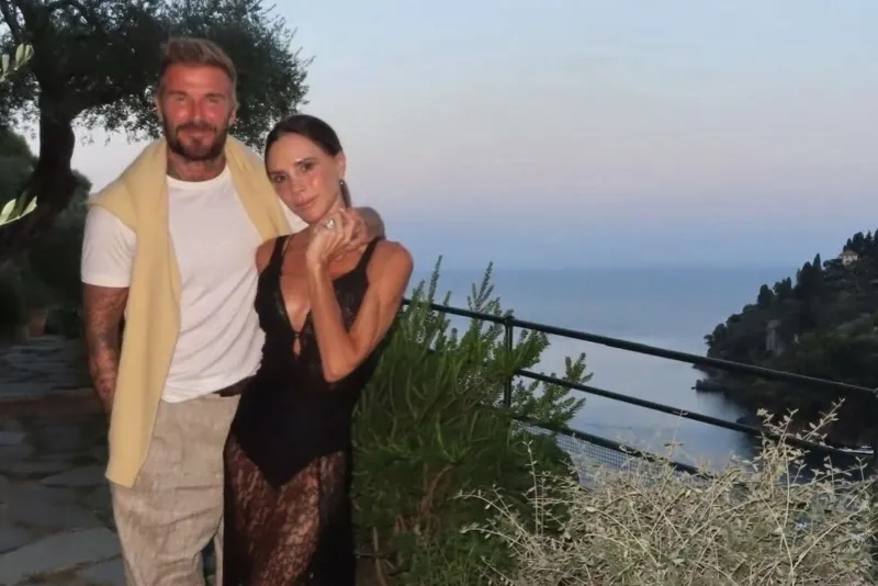 Victoria Beckham resgata a renda em aparição ao lado de David durante temporada italiana