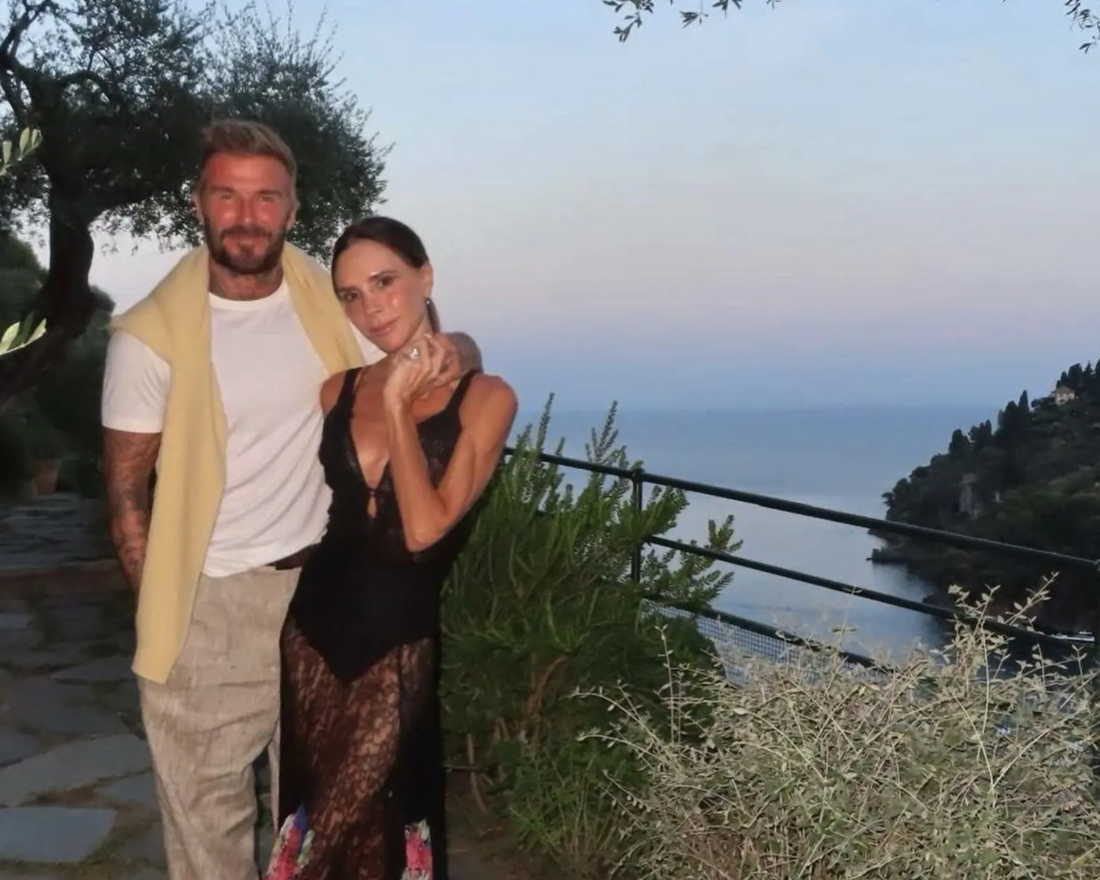 Victoria Beckham resgata a renda em aparição ao lado de David durante temporada italiana
