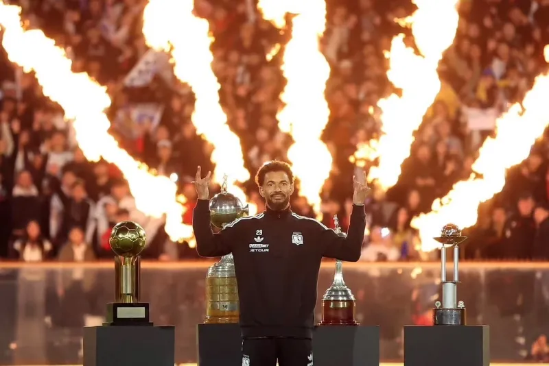 FUTEBOL INTERNACIONAL - Vozinha é recebido por 30 mil torcedores em apresentação histórica no Colo-Colo