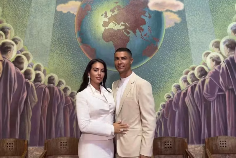 Cristiano Ronaldo e Georgina trocam o luxo pela intimidade em casamento após 10 anos