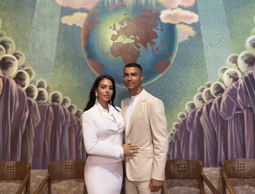 Cristiano Ronaldo e Georgina trocam o luxo pela intimidade em casamento após 10 anos