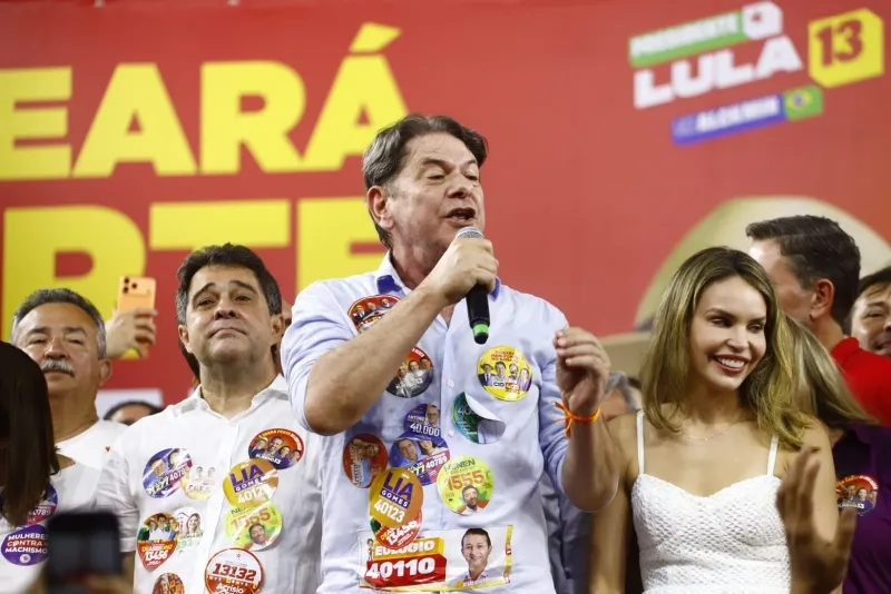 ARTICULAÇÃO POLÍTICA - Elmano reúne Camilo, Cid e Luizianne e exibe força da aliança em largada de comitê em Fortaleza