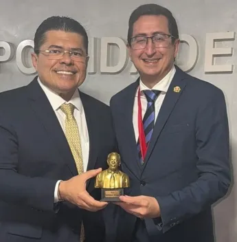 Roberto Victor recebe comenda que reconhece trajetórias de destaque no Direito