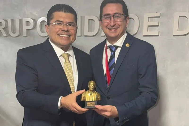 LEGADO JURÍDICO - Roberto Victor recebe comenda que reconhece trajetórias de destaque no Direito