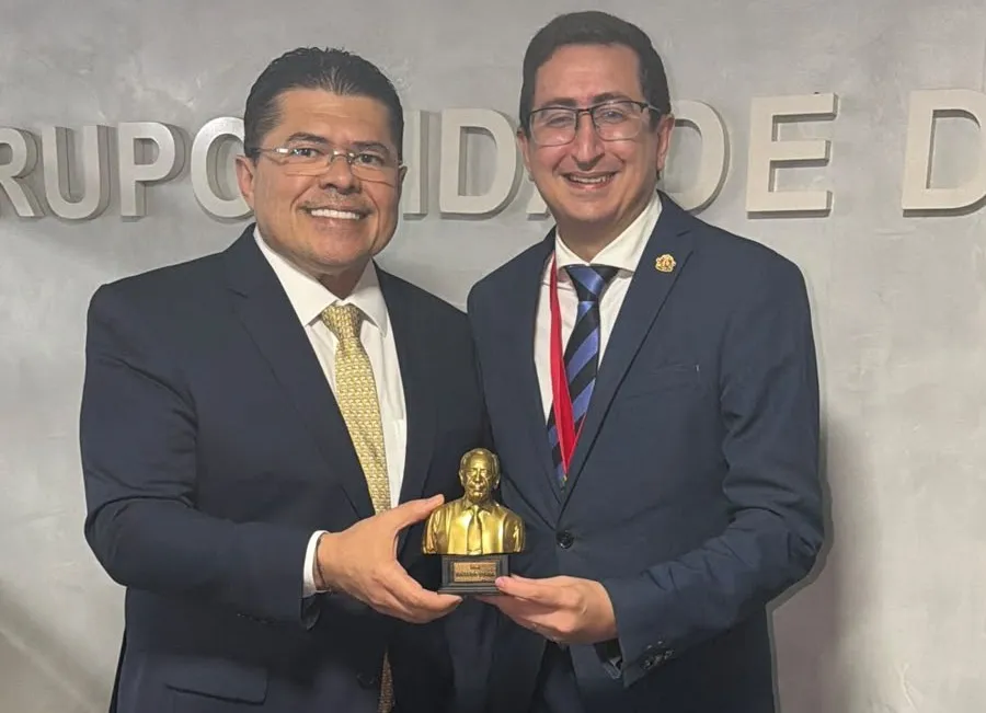 Roberto Victor recebe comenda que reconhece trajetórias de destaque no Direito