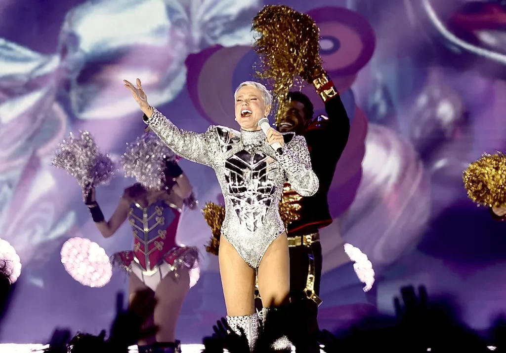 Em clima de emoção, Xuxa celebra o reencontro com os fãs