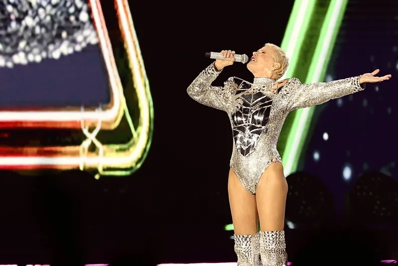 Xuxa leva emoção ao palco em São Paulo e recebe personalidades em “O Último Voo da Nave”