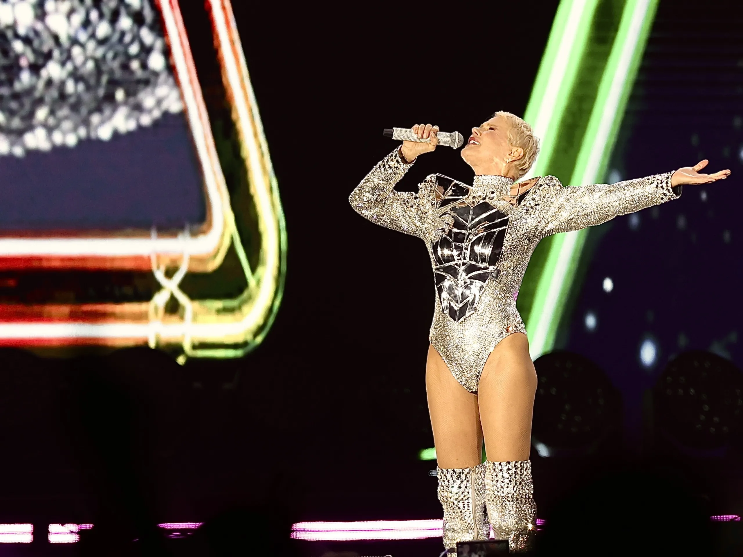 Xuxa leva emoção ao palco em São Paulo e recebe personalidades em “O Último Voo da Nave”